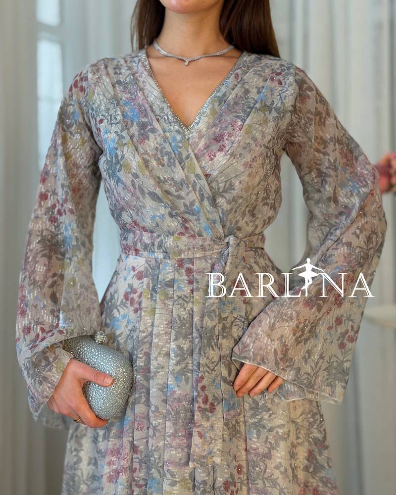 Elegant floral dress with wide sleeves