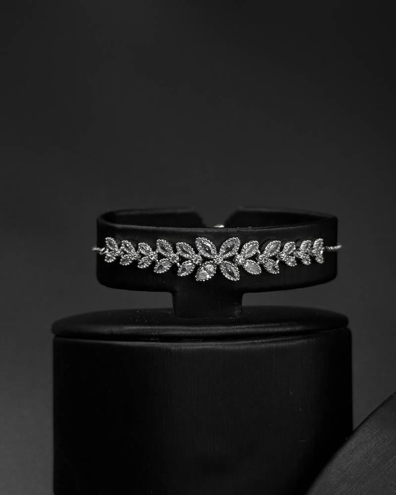 Silver accessory set in the shape of interlocking leaves