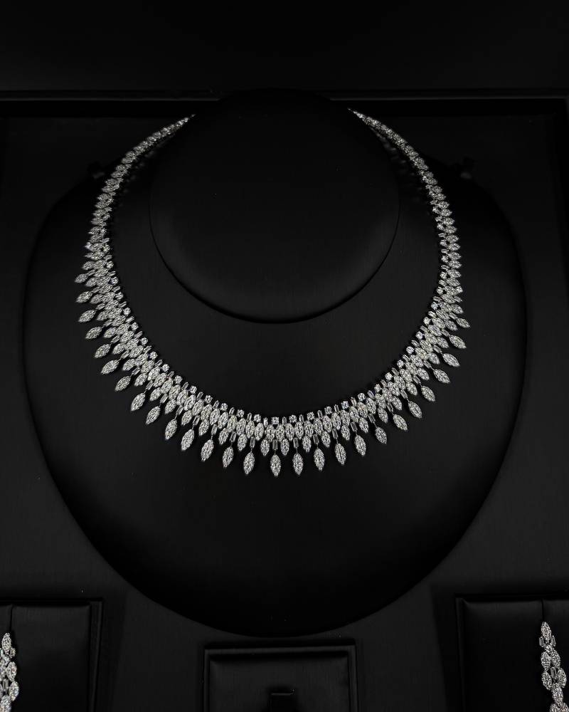 Diamond-effect accessory set with paper details