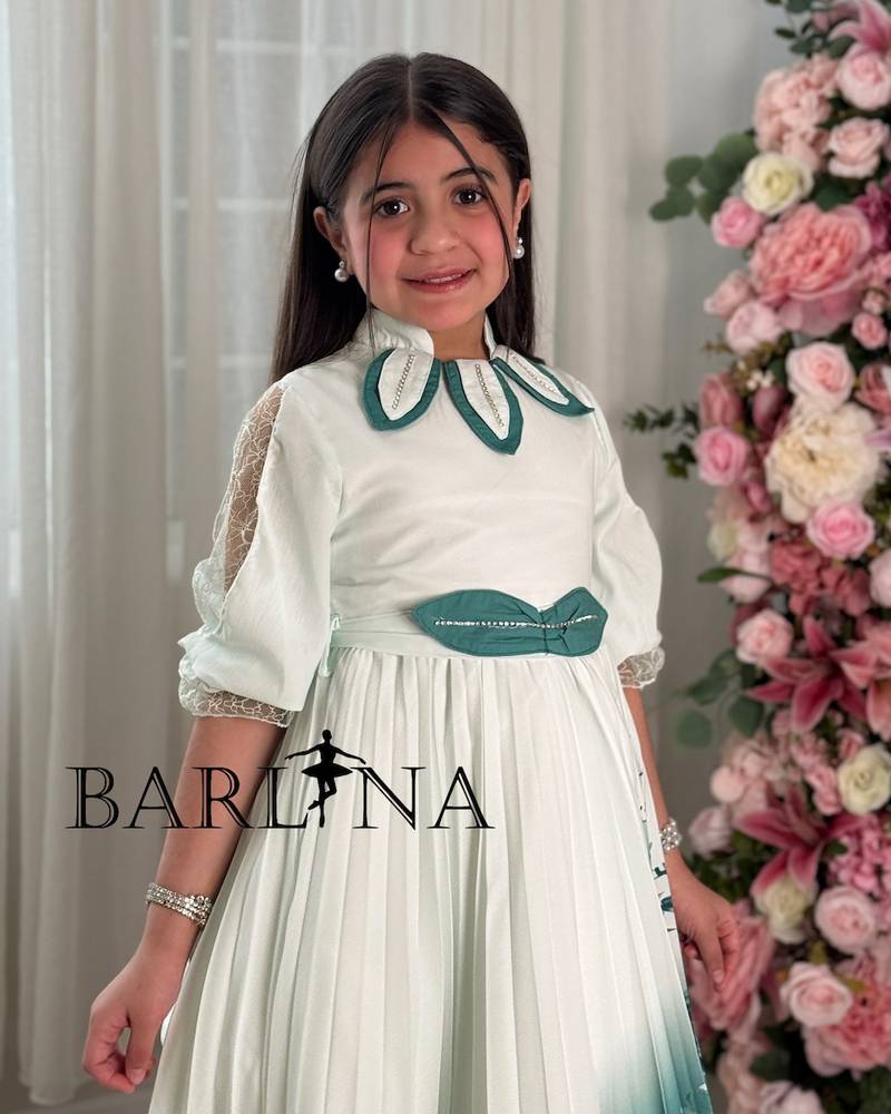 Girls' dress with a floral print and a cute cut