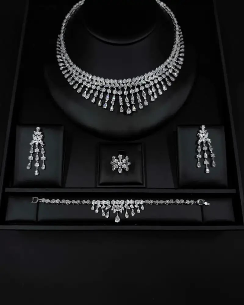 Gradient design accessory set with sparkling stones