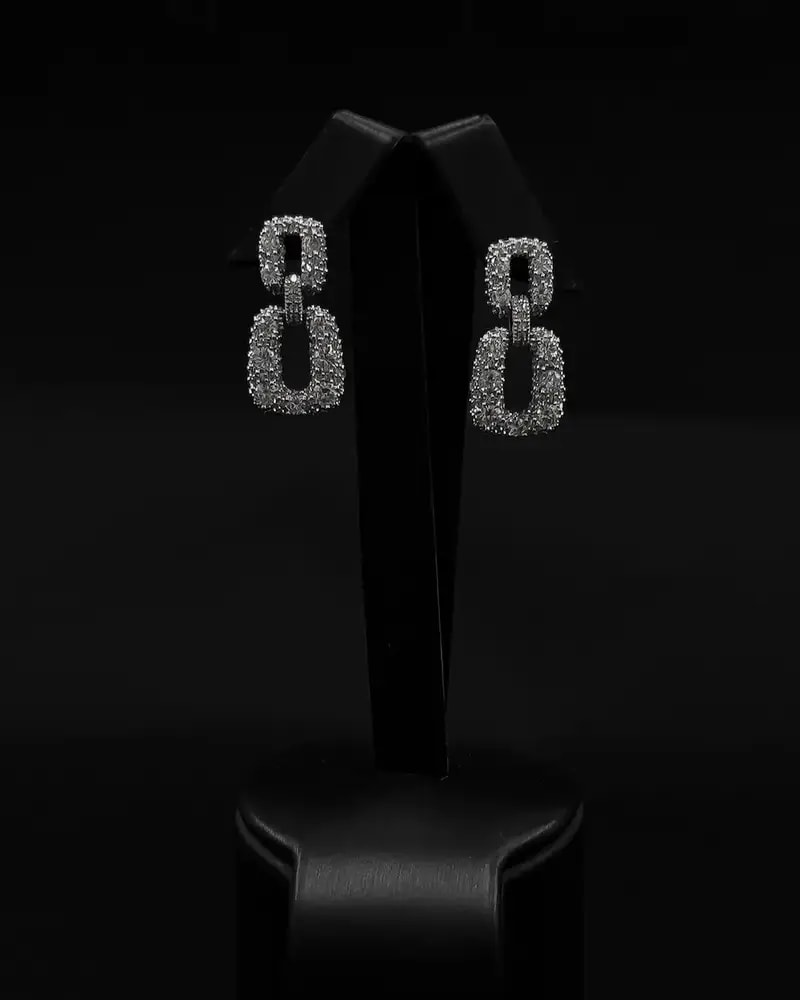 Luxurious earrings with an elegant geometric design