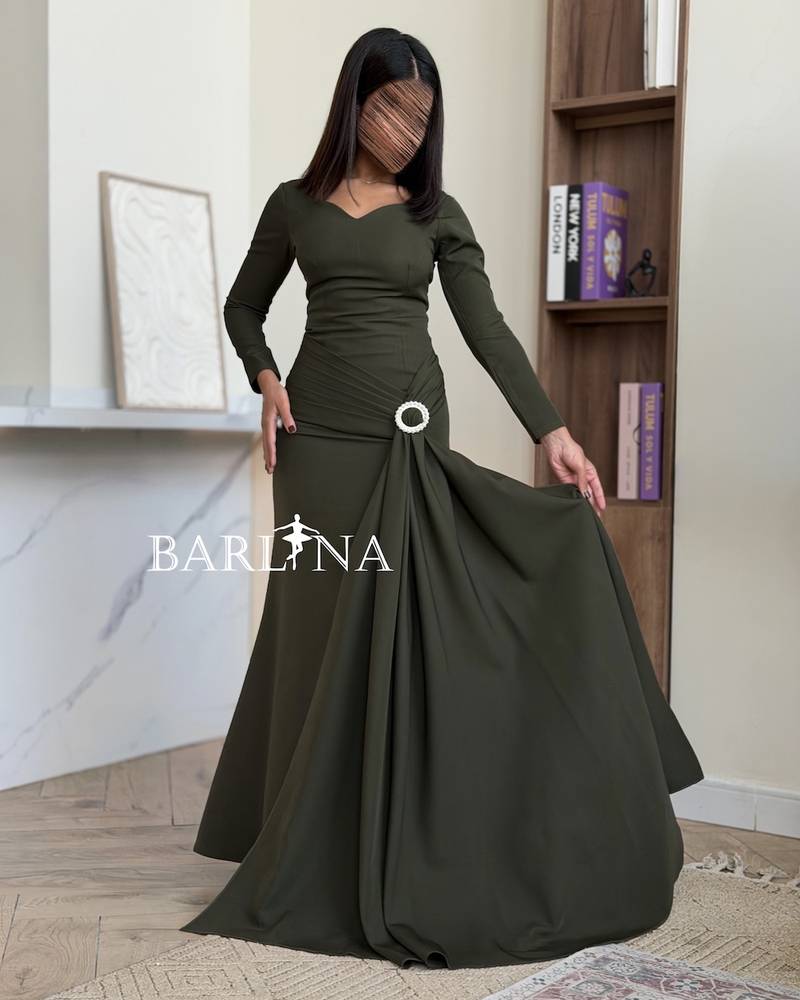 Olive dress with a tail decorated with a pearl ring