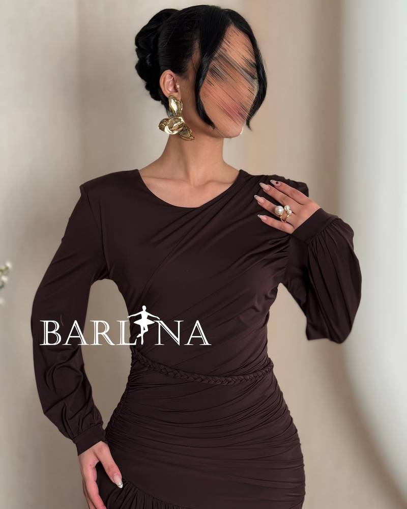Elegant dress with long sleeves and pleated hem