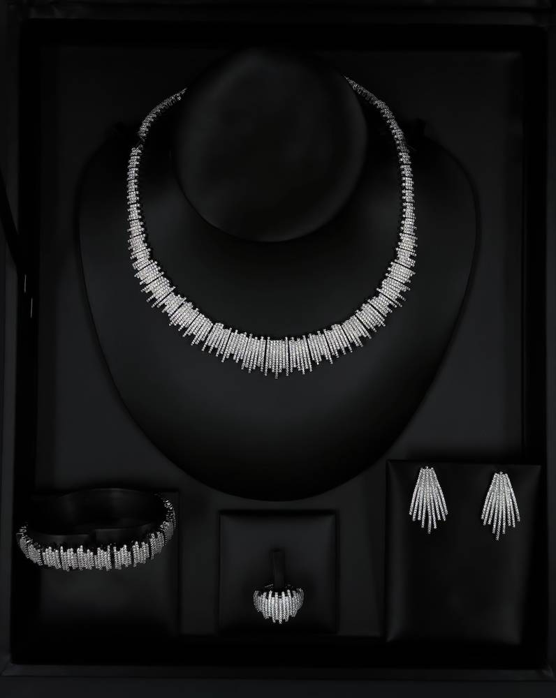Silver accessory set with a sparkling geometric design