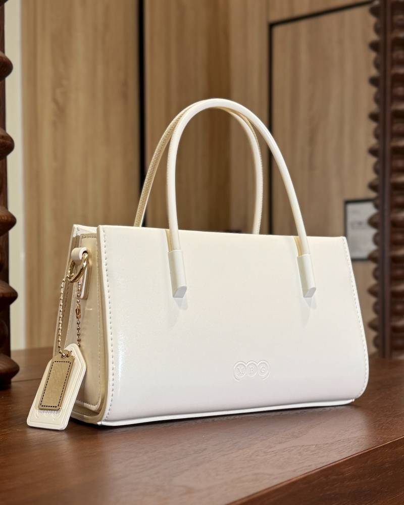 Practical handbag with an elegant design