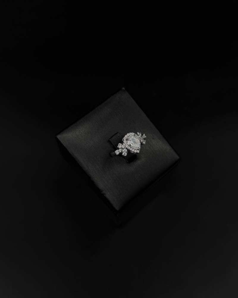 Luxurious accessory set with teardrop-shaped details