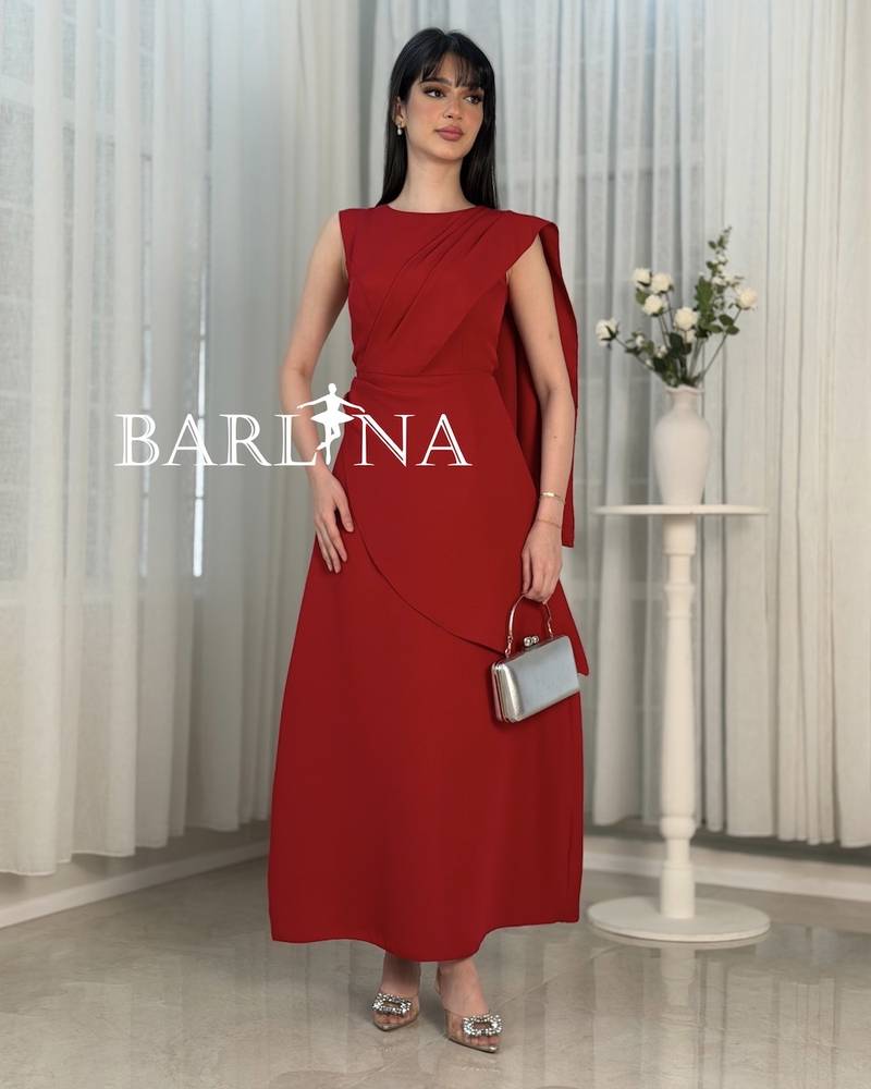 Elegant burgundy dress with pleated details on the chest