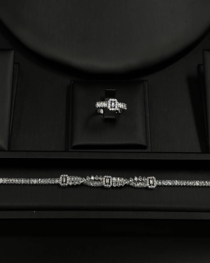 A complete accessory set with an elegant geometric design