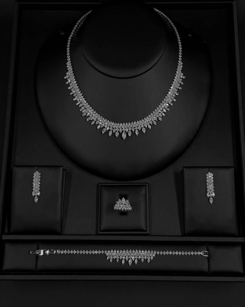 An elegant accessory set with a harmonious and recurring design.