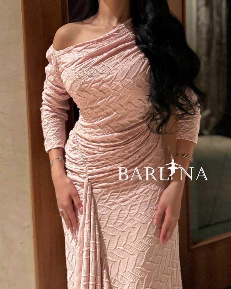 Soft dress in fabric decorated with geometric lines
