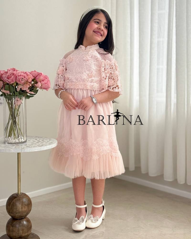 Elegant girls' dress with guipure sleeves