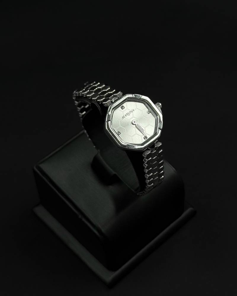 Women's watch with a smooth octagonal dial