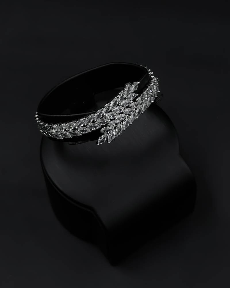 Bracelet and ring in the shape of intertwined leaves