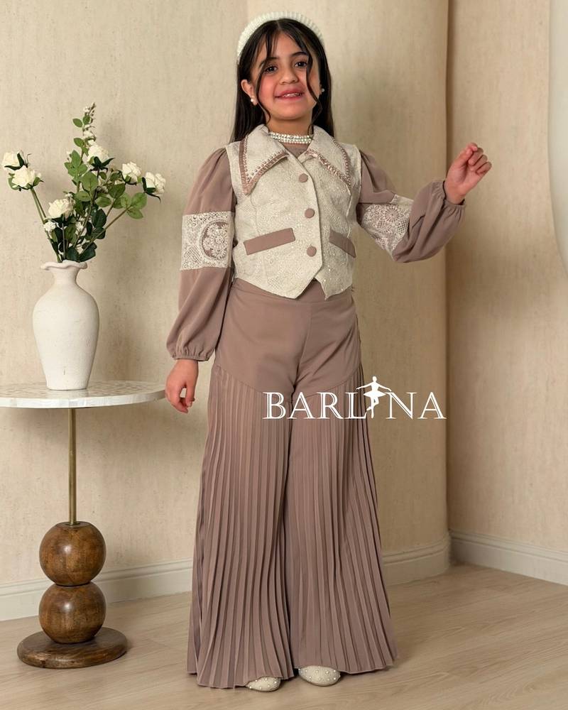 Girls' set with wide pleated pants and vest