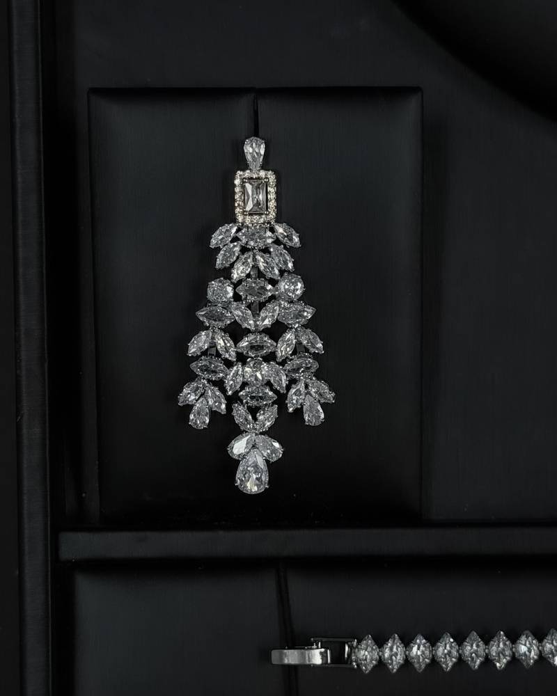 Elegant silver set with stylish dangling details