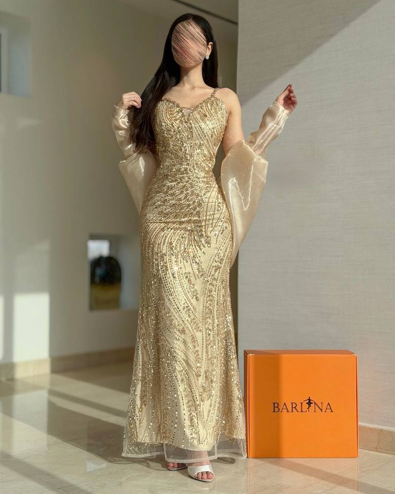 فستان سهرة ذهبي راقي بأكمام منفصلة