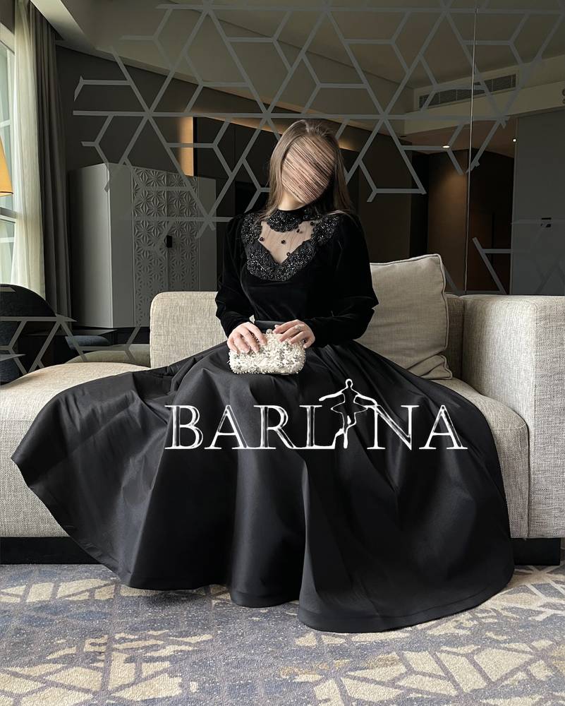 Black velvet dress with lobes
