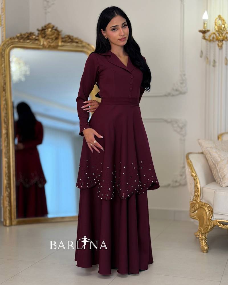 فستان  خمري بقصة انيقة مع لمسات كرستالية
