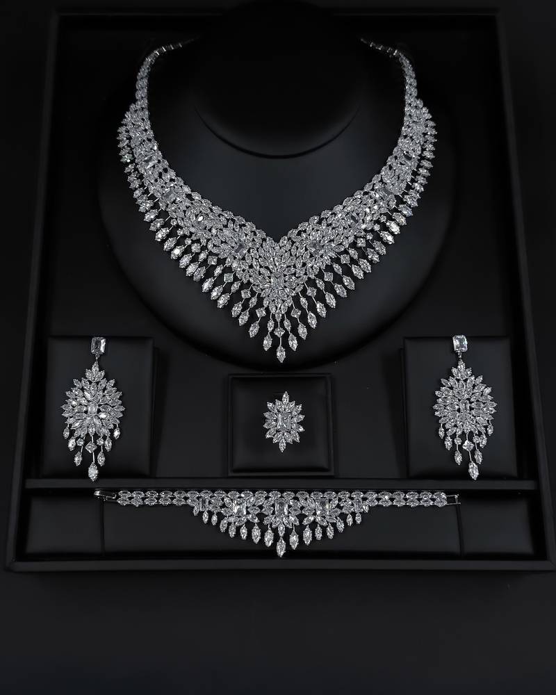 Luxury necklace set with sparkling stones