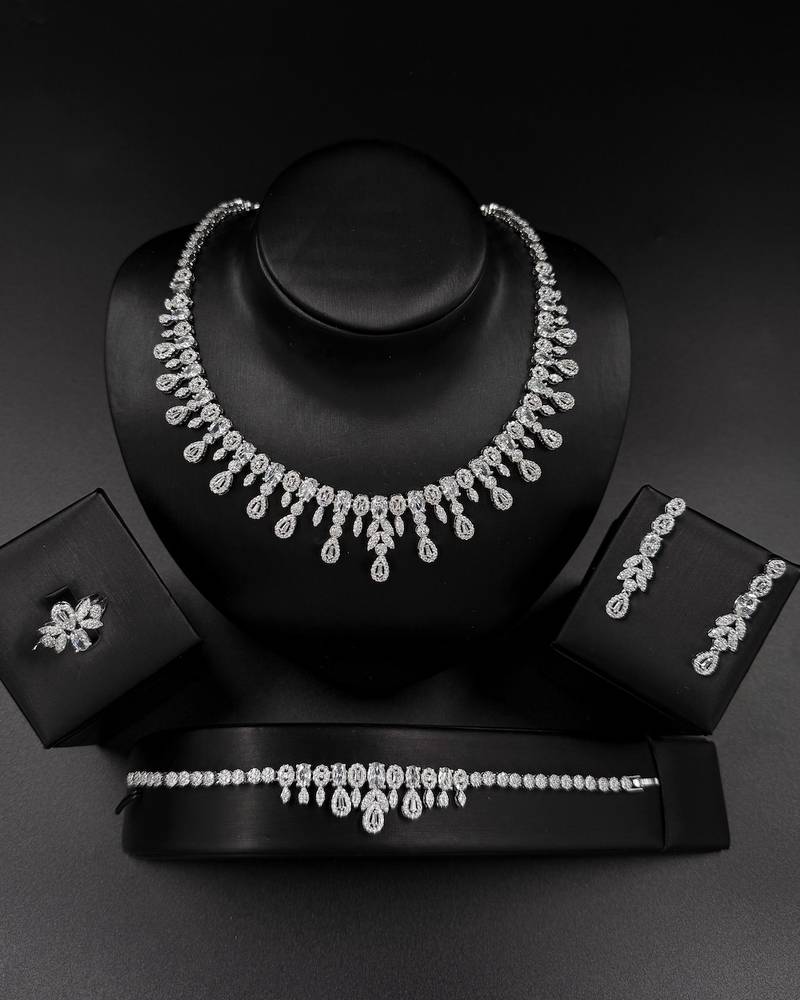 Accessory set with soft details and dangling stones