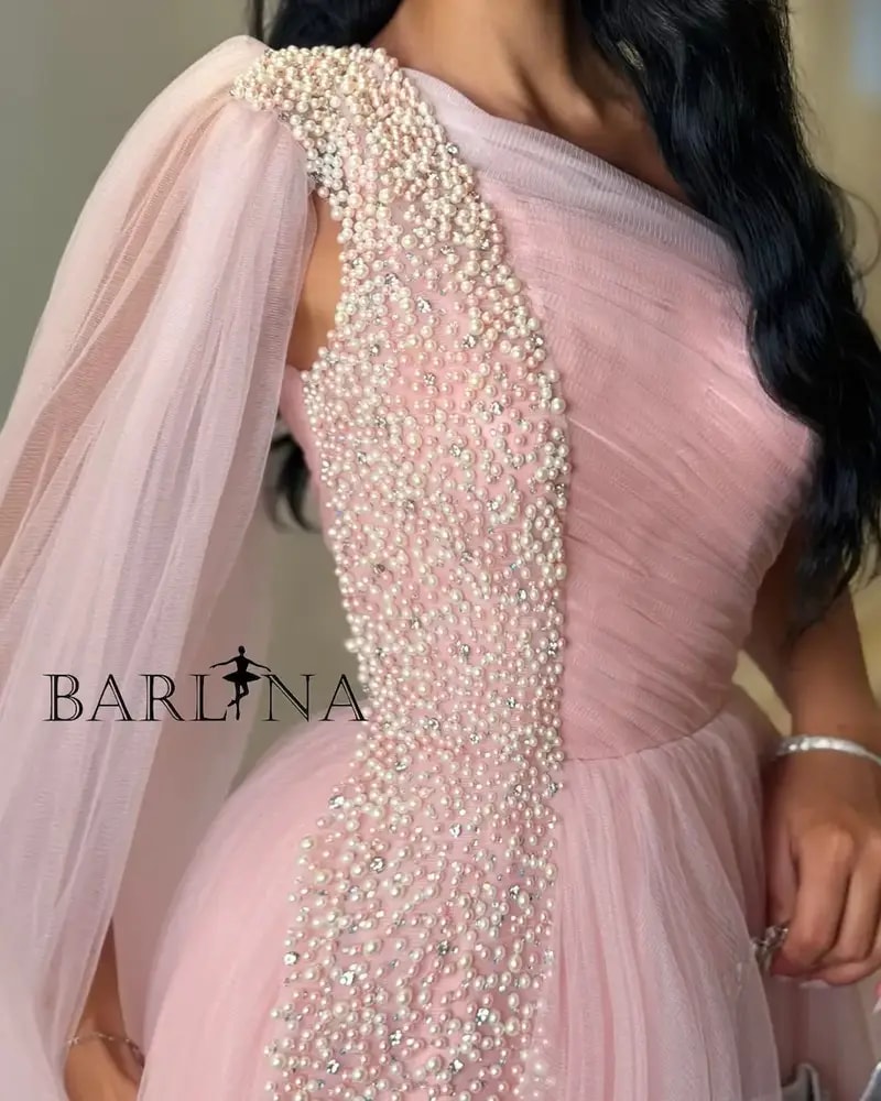 فستان سهرة وردي بكتف واحد بتل منسدل