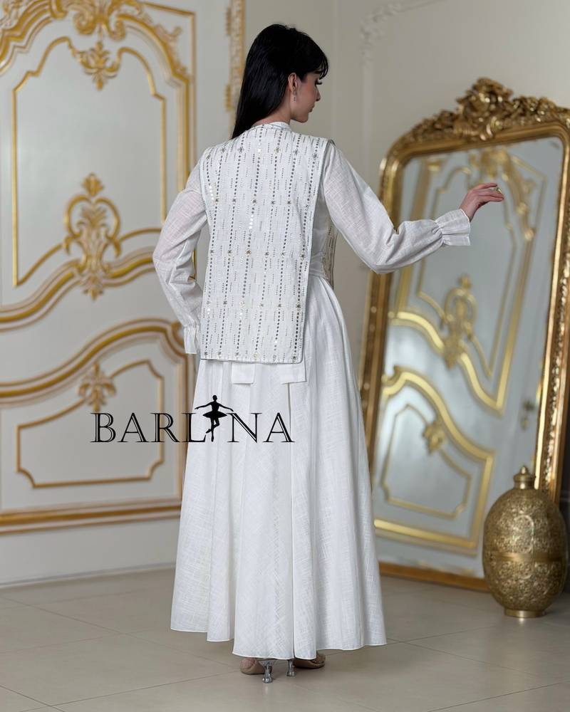 Elegant white jalabiya with an embroidered piece