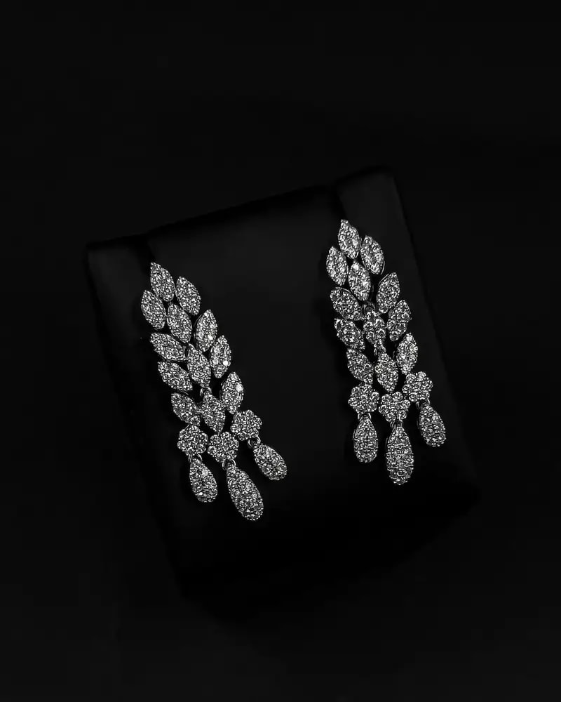 Luxurious leaf-shaped drop earrings