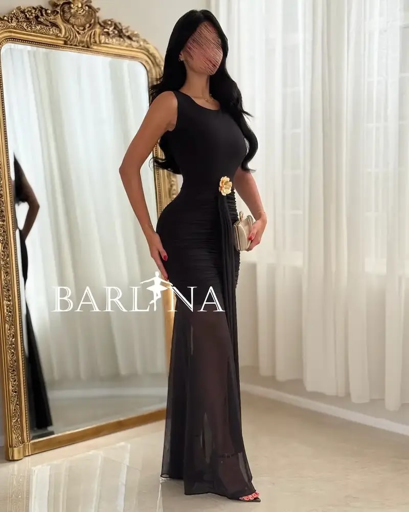 فستان أسود مع تفاصيل أنيقة ولمسة ذهبية