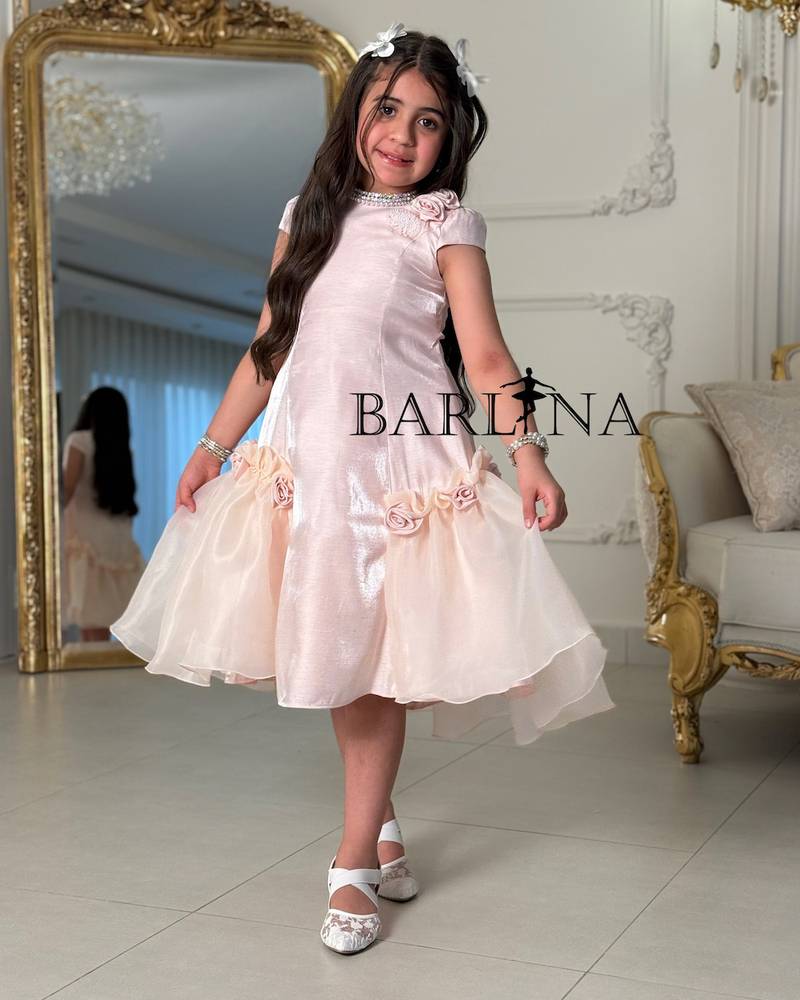 Soft girl's dress decorated with back buttons