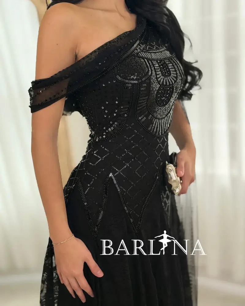 Elegant one-shoulder evening dress adorned with embroidery