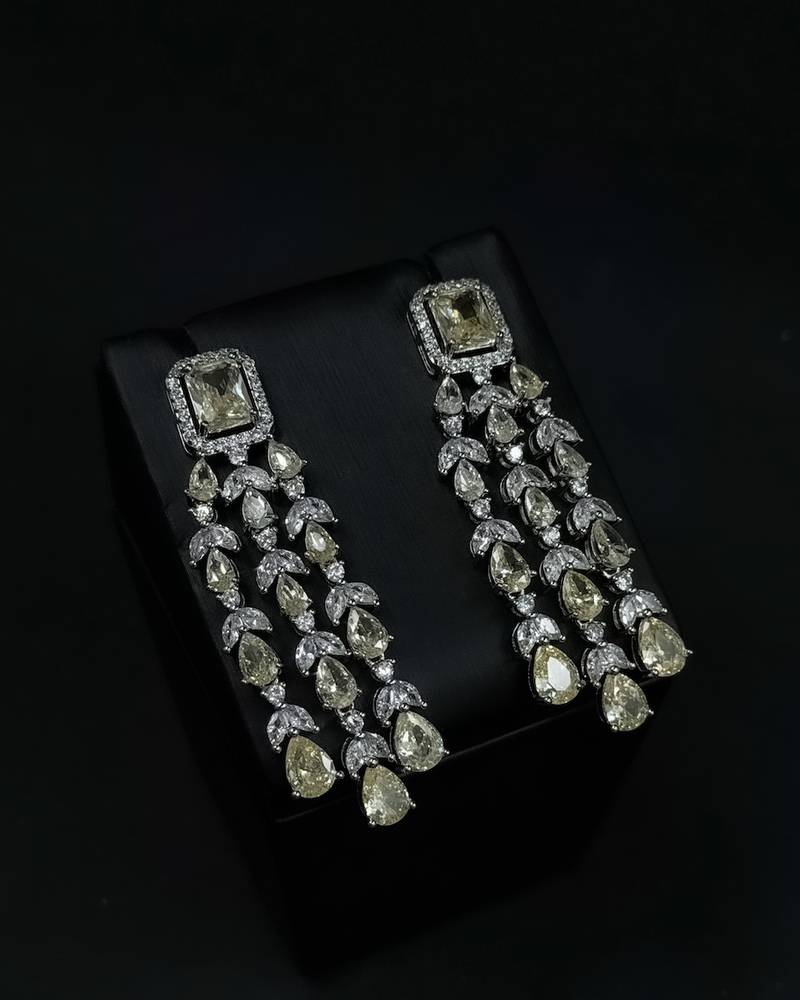 Multi-layered accessory set with yellow stones