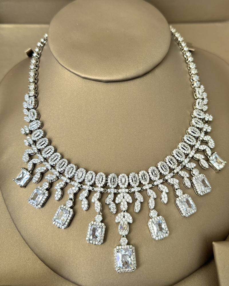 Luxurious accessory set with rectangular stones