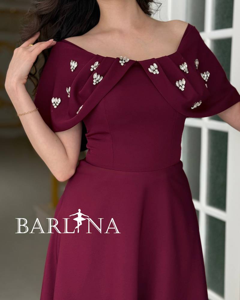 A burgundy dress with a soft cut and embroidery on the chest