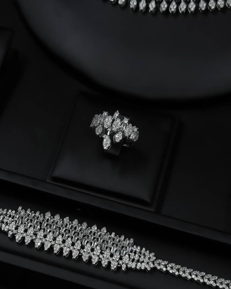 Royal accessory set in a compact design