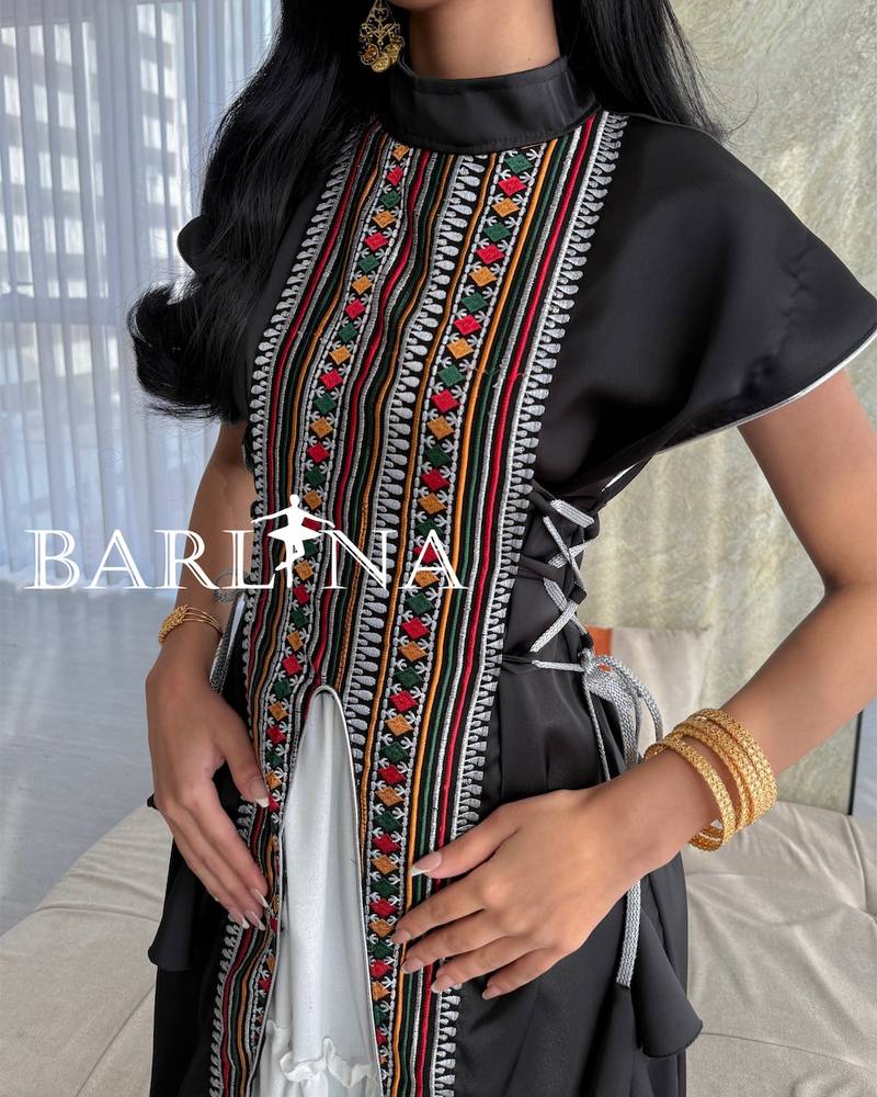 جلابية سوداء مزينة بنقشة السدو