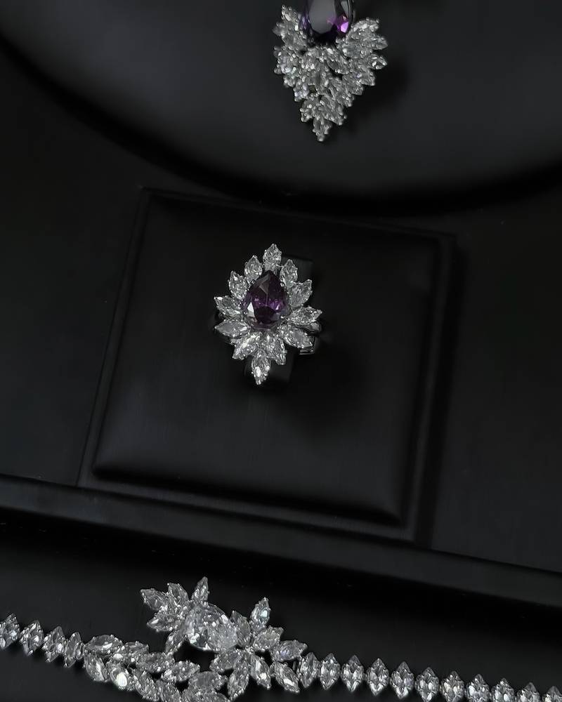 Accessory set with a pink stone in a twisted design