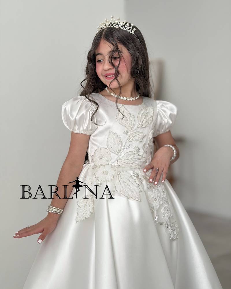 Girls' off-white evening dress with a back train