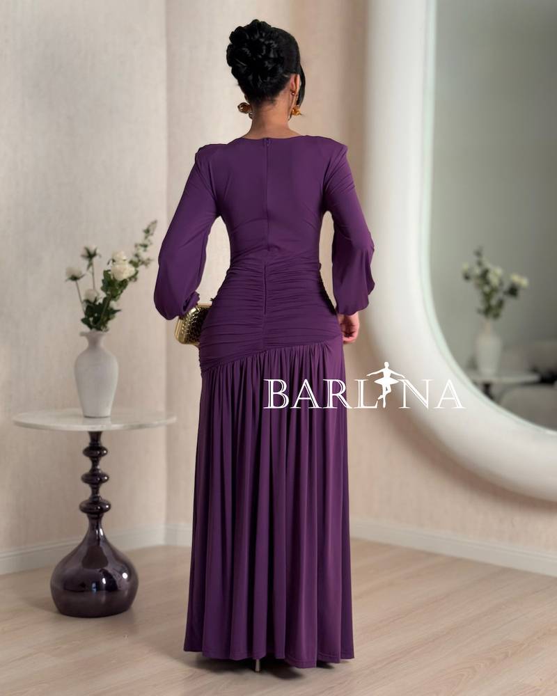 Elegant dress with long sleeves and pleated hem