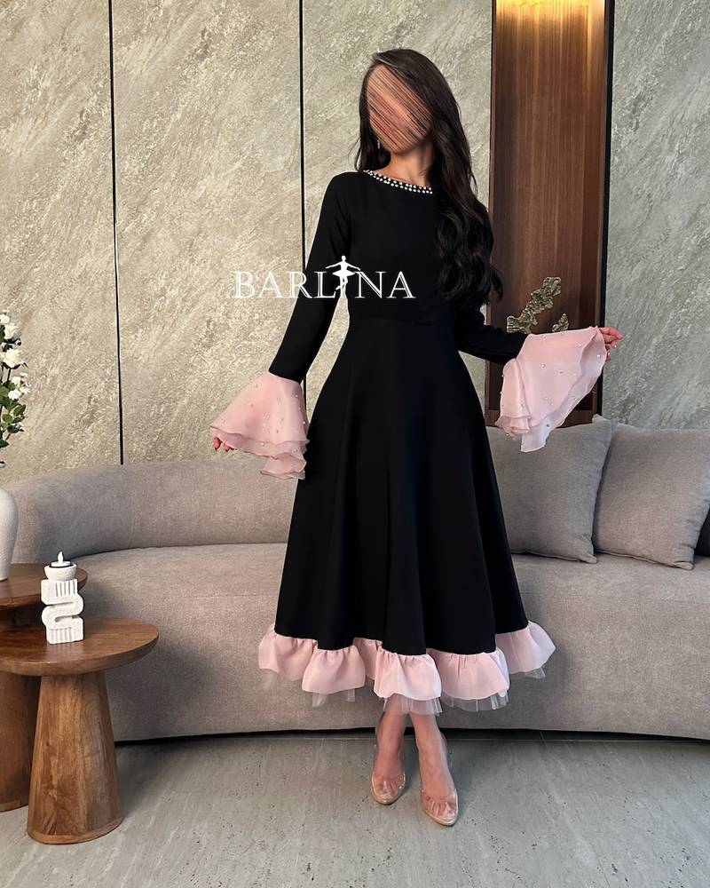 فستان أسود بأطراف ورديه مع لمسات لامعة