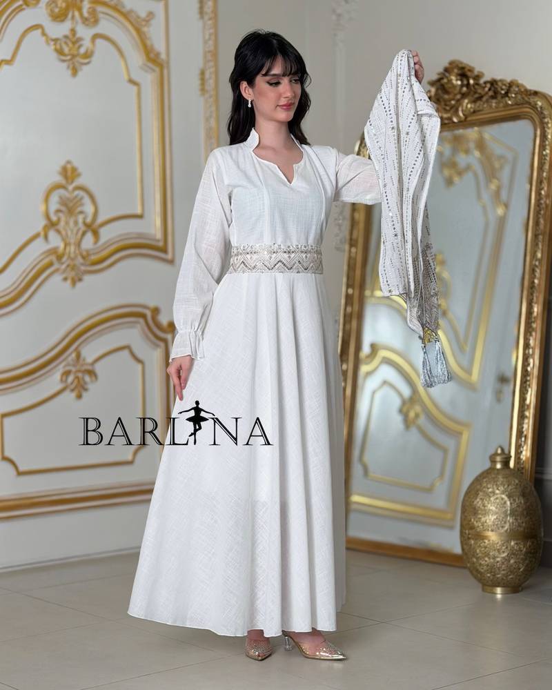 Elegant white jalabiya with an embroidered piece