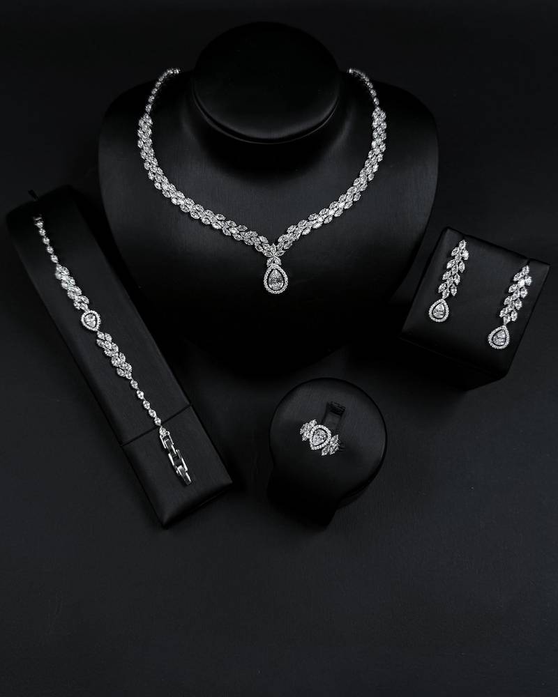 Accessory set with a central teardrop-shaped pendant