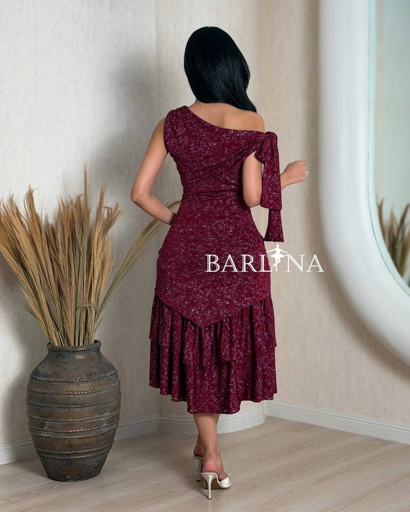 One-shoulder dress with a side knot on the shoulder