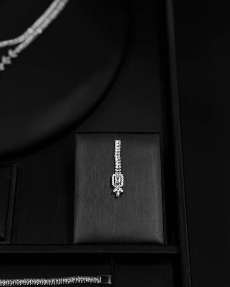 Luxurious two-tiered accessory set