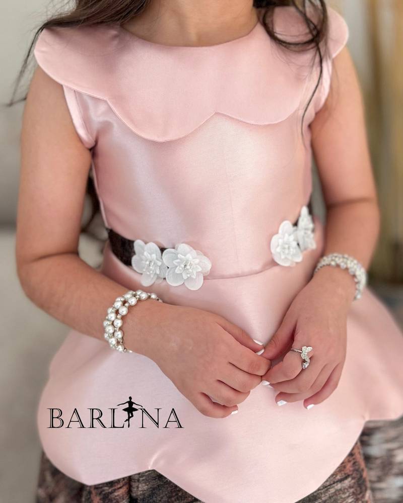 Pink girls' dress with a floral touch at the waist