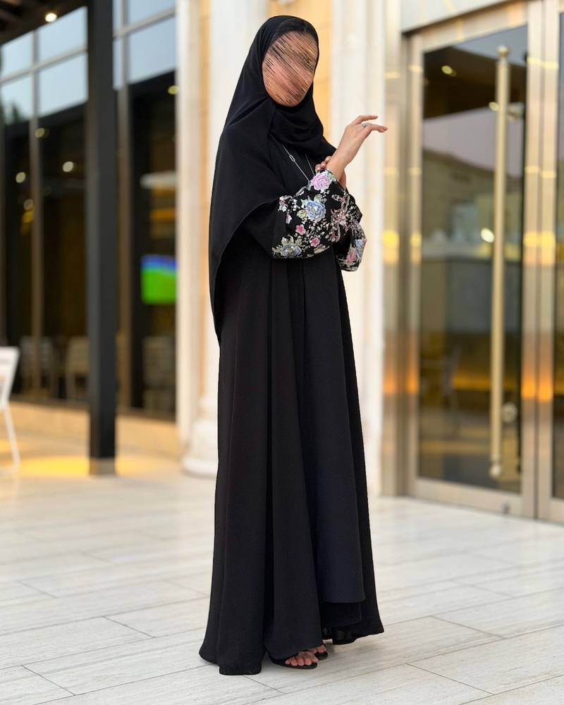 عباية سوداء مزينة بتطريز زهور ملونة 