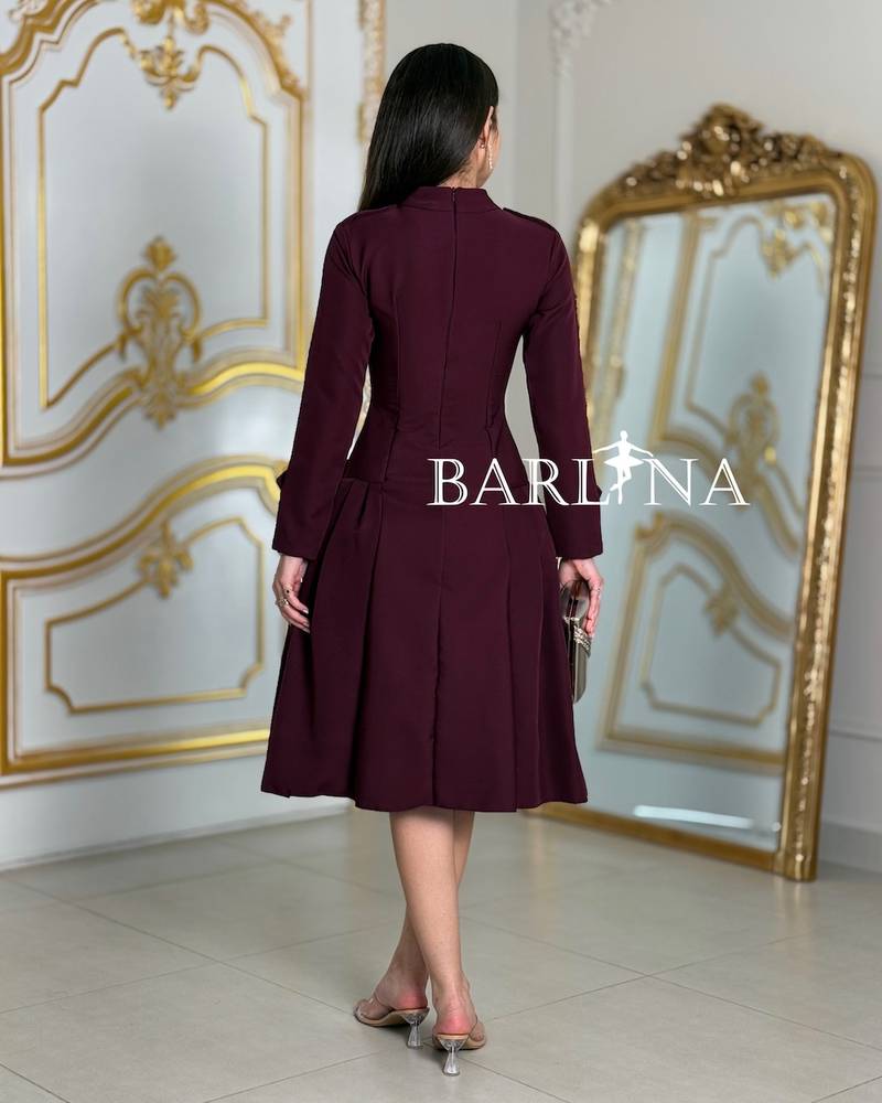 Short dress with a classic cut and side pleats