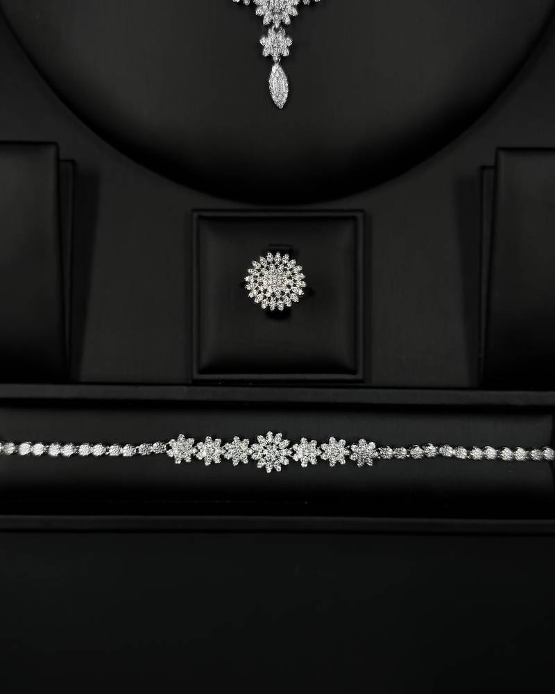 Women's accessory set with sparkling flowers