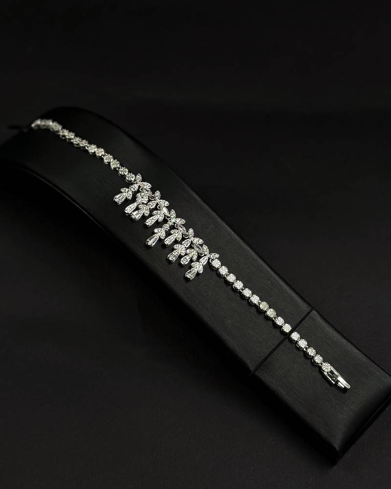 Accessory set with a dangling crystal design