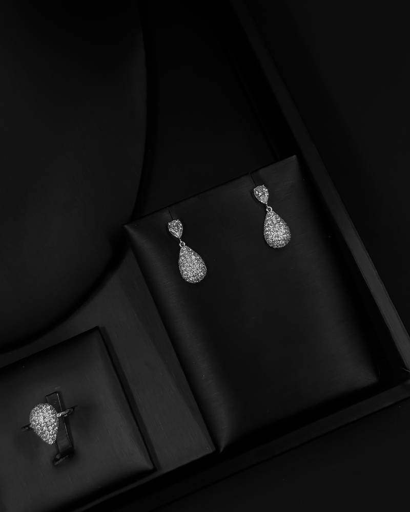 Accessory set with a sparkling studded teardrop pendant